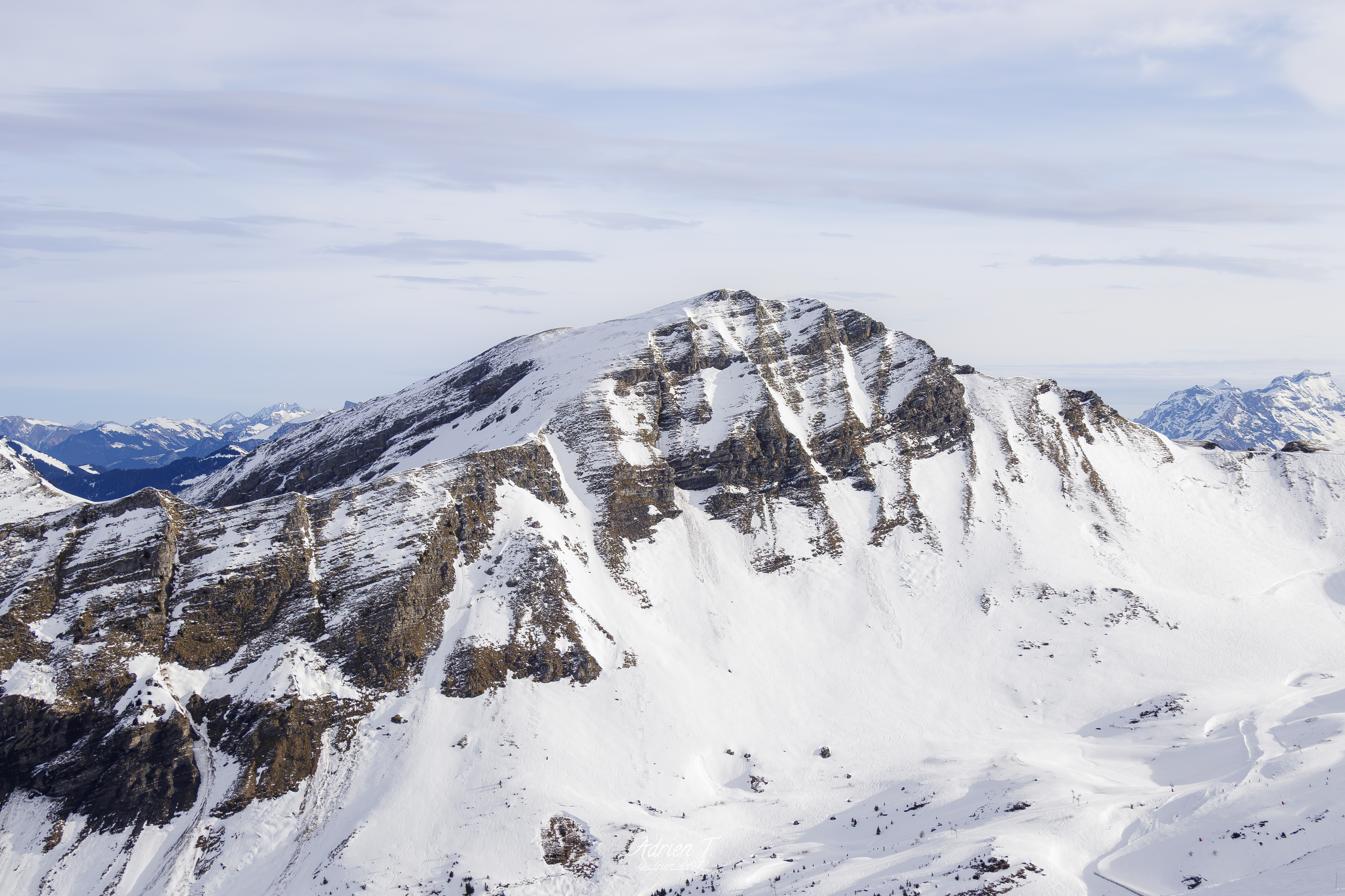 Photo de randonnée dans les Pyrénées, sur le chemin en direction du col des Sarradets. Vue sur le Pic de la Pahule et le Mont Mourgat.